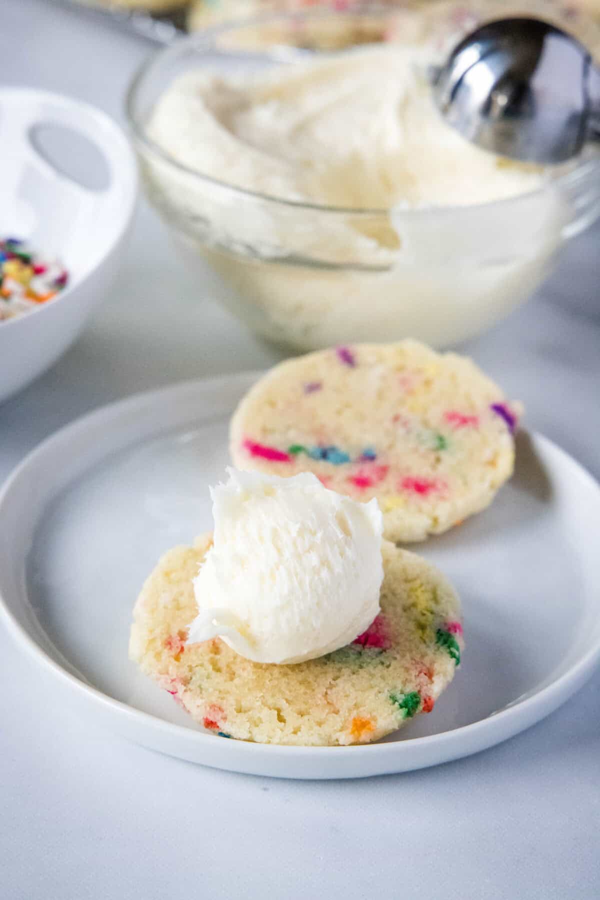 filling sandwich cookies with frosting