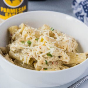 close up garlic parmesan chicken pasta in a bowl