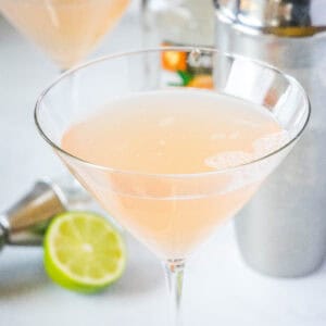 close up grapefruit martini in a glass