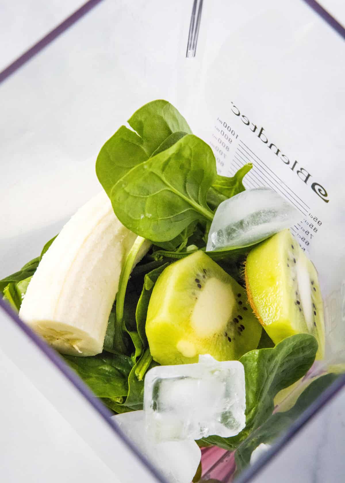 kiwi spinach smoothie ingredients in blender