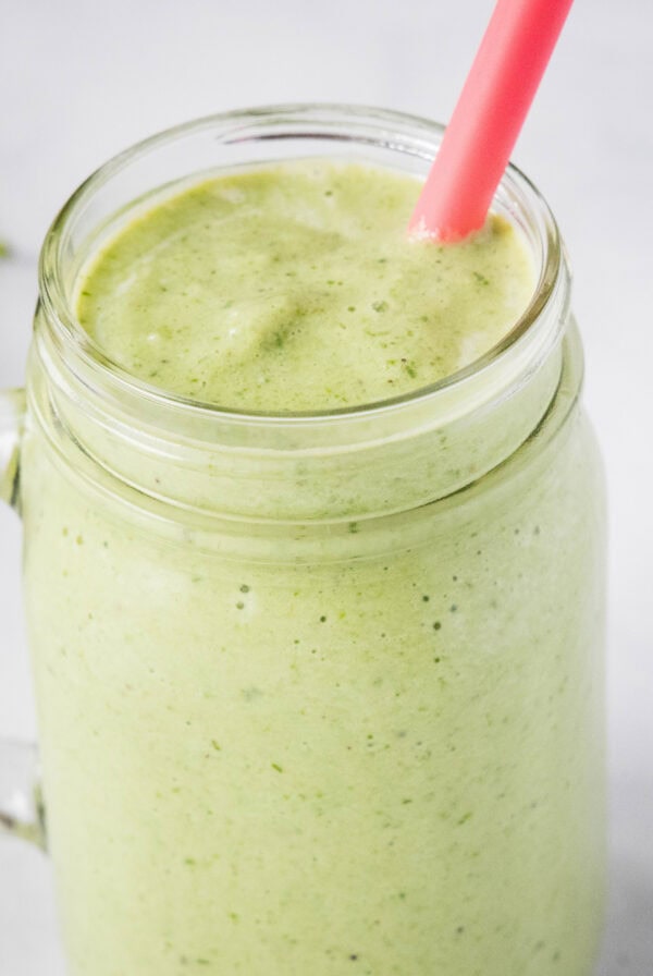 close up kiwi smoothie in a glass