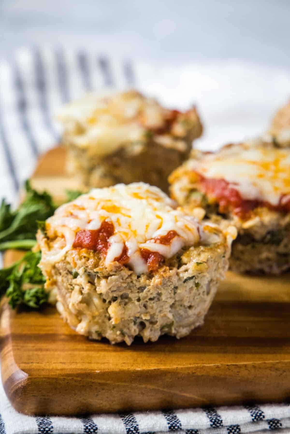 Turkey Quinoa Muffin Cups | @dinnersdishesdessert turkey meatloaf muffin cups on a cutting board